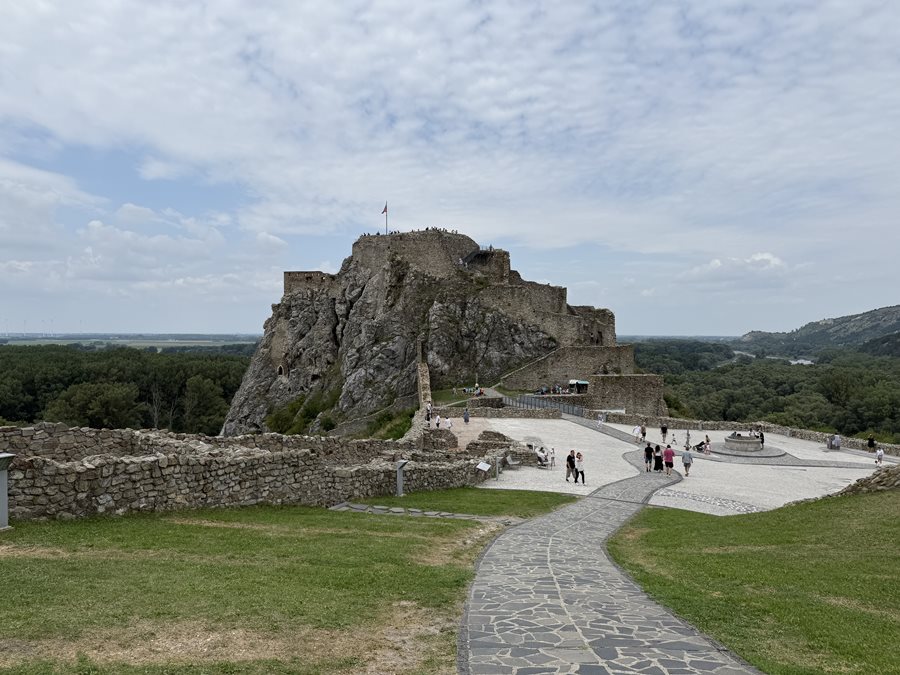 Hrad Děvín v Bratislavě: Stojí za návštěvu i v roce 2026?
