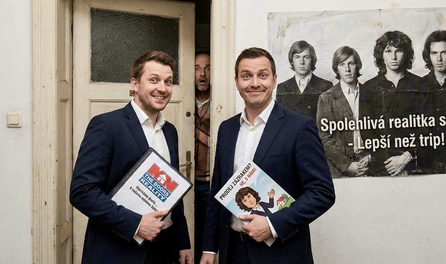 Dva jsou víc než jeden: Proč vám na náběr nemovitosti zvoní makléřské duo?