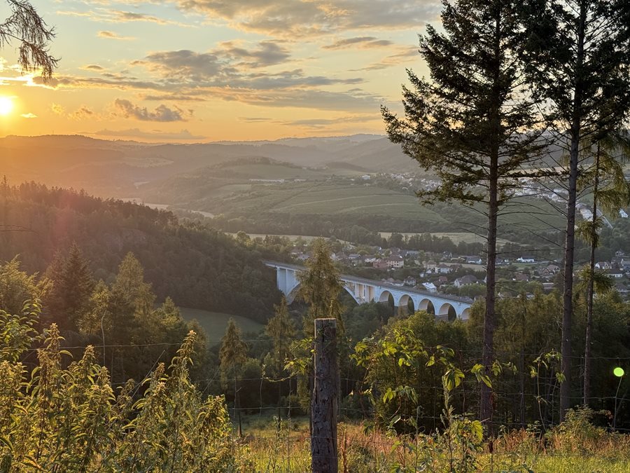 Dolní Loučky a ikonický viadukt Most Míru: Technický unikát uprostřed přírody
