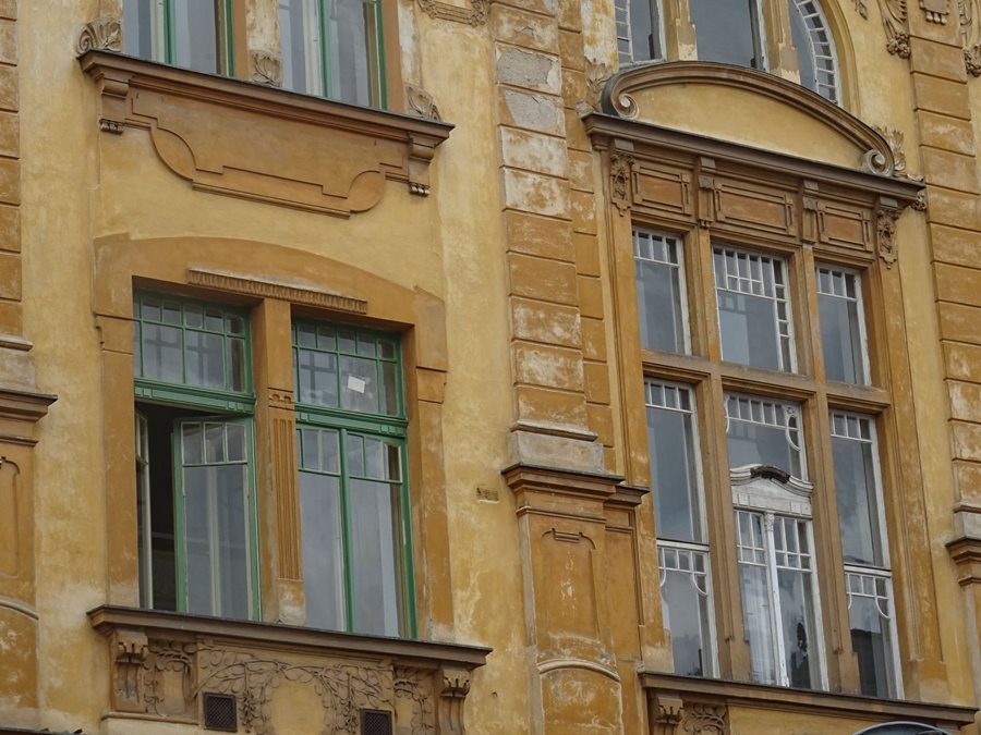Koupě bytu v památkové zóně Brna: Na co si dát pozor při rekonstrukci oken a fasády?
