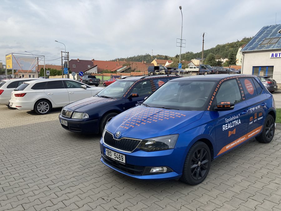 Má smysl reklamní polep auta? Pomůže to vašemu podnikání, nebo jsou to vyhozené peníze?